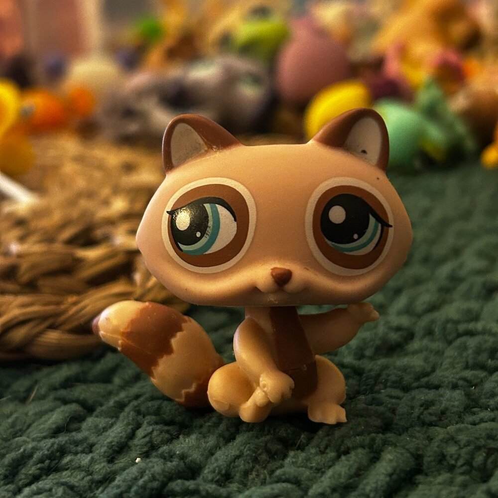 Littlest Pet Shop Authentic # 1409 Tan Brown Raccoon Teal Green Eyes